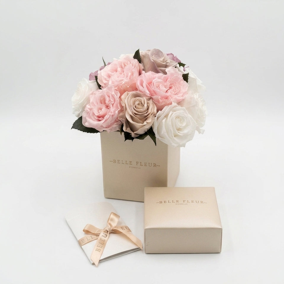 Caja de rosas La Mini Blanca Floral Design 1 de BELLE FLEUR ECUADOR, con flores blancas y diseño floral compacto.