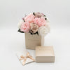 Caja de rosas La Mini Blanca Floral Design 1 de BELLE FLEUR ECUADOR, con flores blancas y diseño floral compacto.