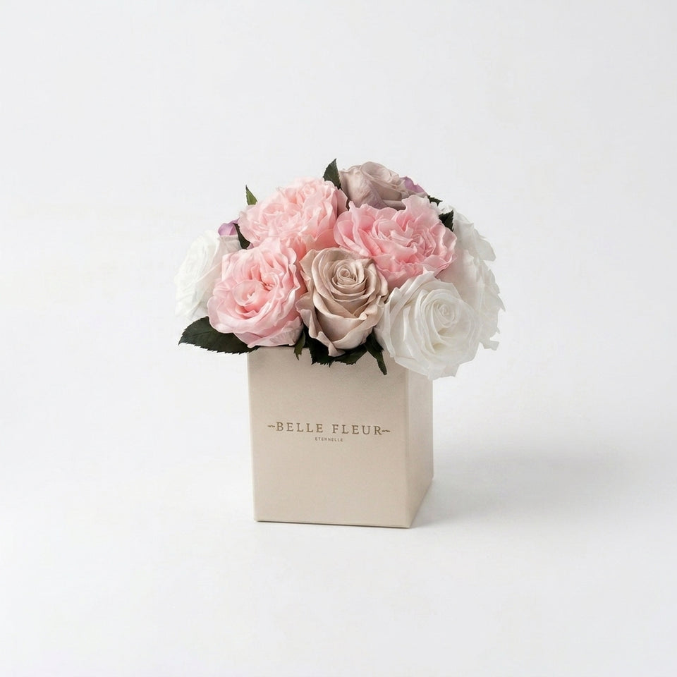 Caja de rosas Mini Blanca Floral Design 1 de BELLE FLEUR ECUADOR, con flores blancas y diseño floral elegante.