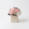 Caja de rosas Mini Blanca Floral Design 1 de BELLE FLEUR ECUADOR, con flores blancas y diseño floral elegante.