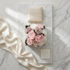 Cajas de rosas La Mini Blanca Floral Design 1 de BELLE FLEUR ECUADOR, caja decorativa con flores blancas y diseño floral elegante