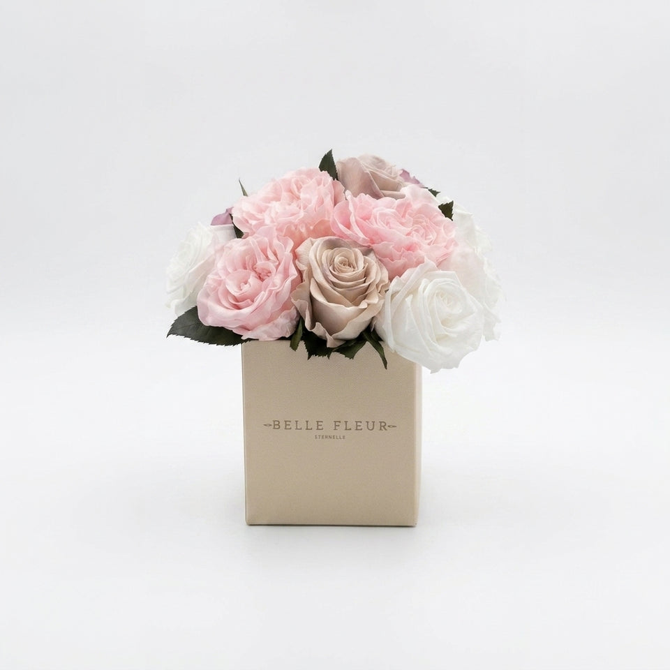 Caja de rosas blancas con diseño floral mini de BELLE FLEUR ECUADOR, perfecta para regalos y decoraciones elegantes.