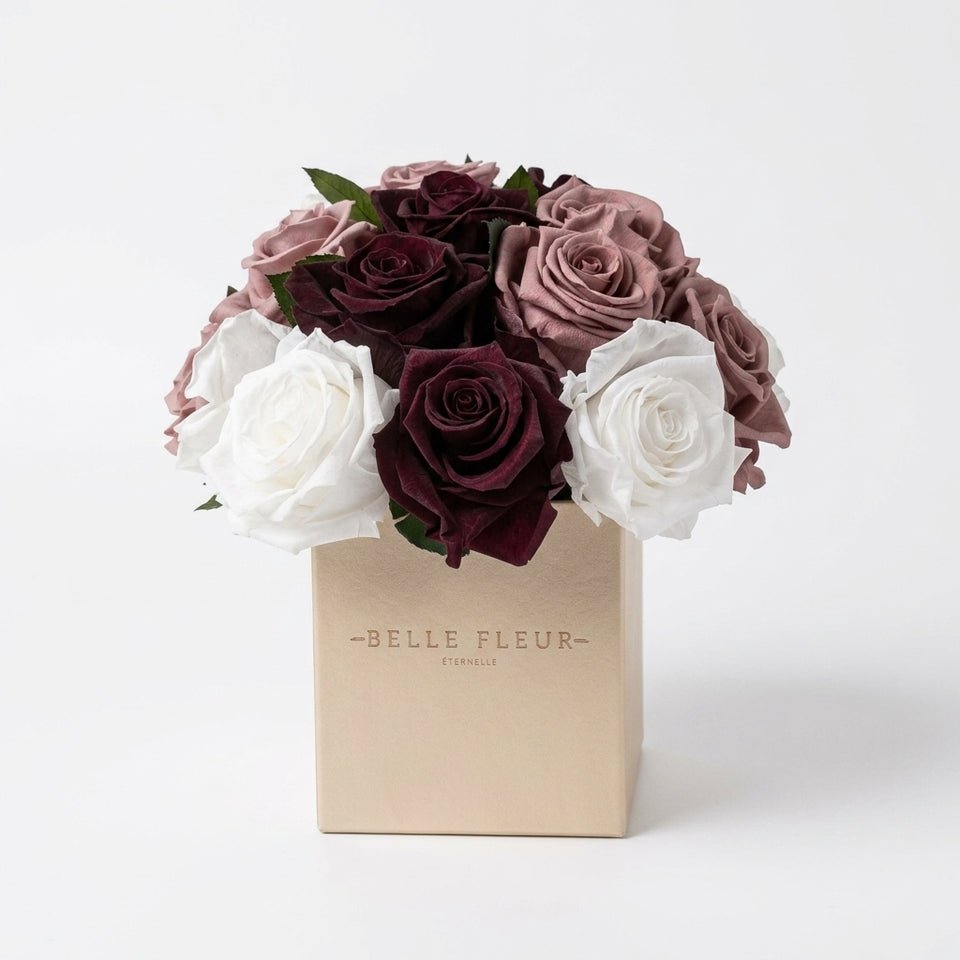 Caja de rosas La Mini Blanca Floral Design 2 de BELLE FLEUR ECUADOR, con diseño floral y rosas blancas en una caja elegante