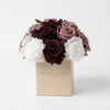 Caja de rosas La Mini Blanca Floral Design 2 de BELLE FLEUR ECUADOR, con diseño floral y rosas blancas en una caja elegante