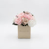 Caja de rosas blancas con diseño floral mini de BELLE FLEUR ECUADOR, perfecta para regalos y decoraciones elegantes.