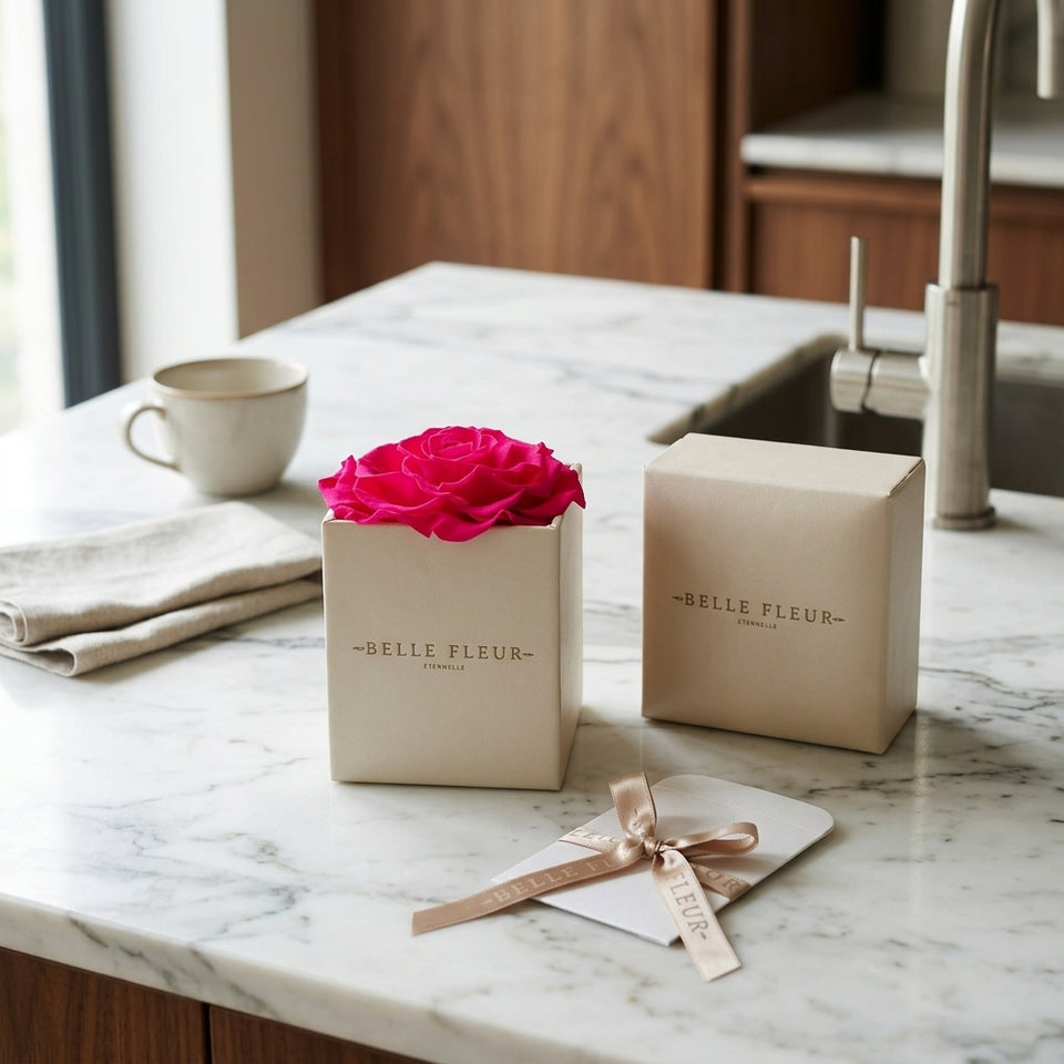 Cajas de rosas La Jolie Blanca PINK de BELLE FLEUR ECUADOR, empaquetadas en elegantes cajas de rosas blancas y rosas rosadas.