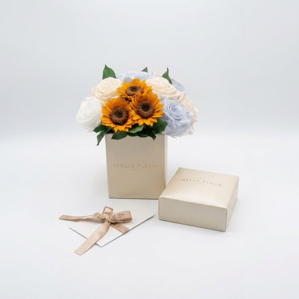 Caja de rosas La Mini Blanca Floral Design Tournesol de BELLE FLEUR ECUADOR, con flores blancas y detalles florales.