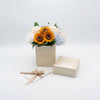 Caja de rosas La Mini Blanca Floral Design Tournesol de BELLE FLEUR ECUADOR, con flores blancas y detalles florales.