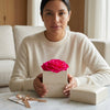 Cajas de rosas blancas La Jolie Blanca PINK de BELLE FLEUR ECUADOR, con flores frescas y elegantes en una presentación floral.
