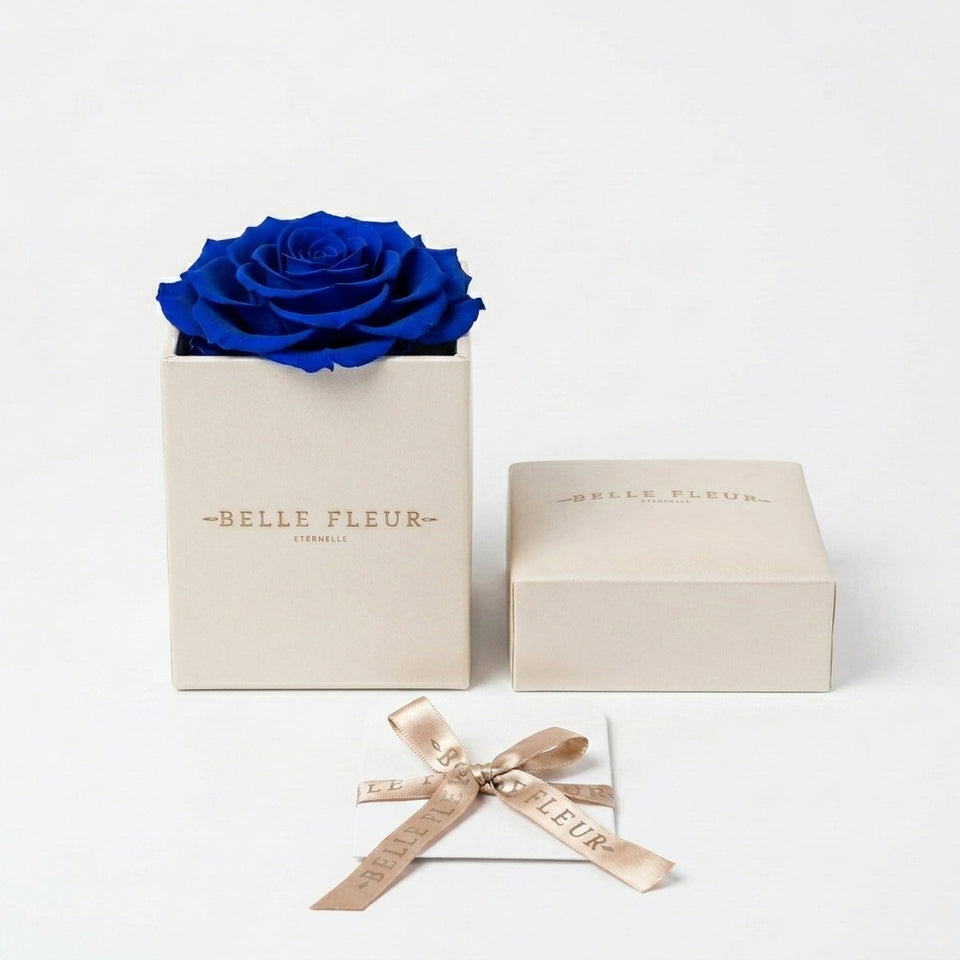 Caja de rosas La Jolie Blanca BLUE de BELLE FLEUR ECUADOR, con flores frescas y elegantes, en un arreglo decorativo.