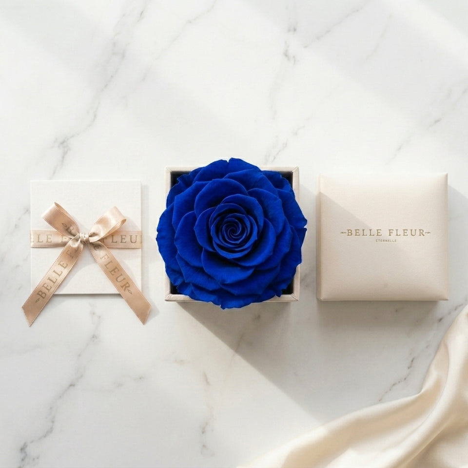 Cajas de rosas La Jolie Blanca BLUE de BELLE FLEUR ECUADOR, con flores blancas y azules en elegante presentación.
