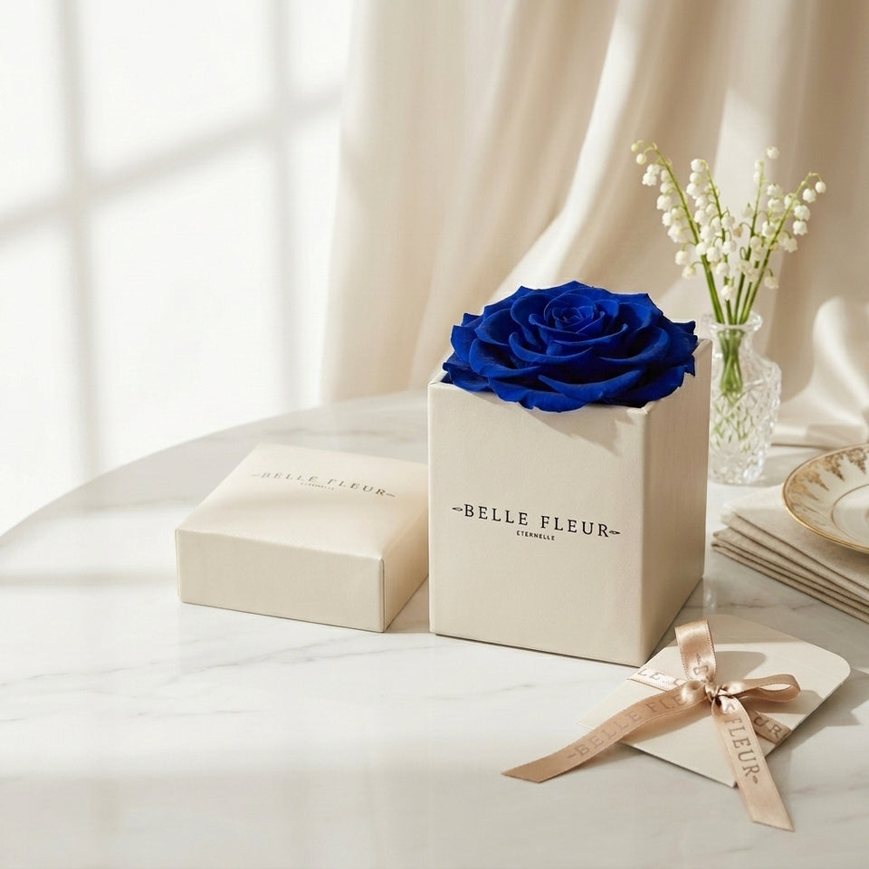 Cajas de rosas La Jolie Blanca BLUE de BELLE FLEUR ECUADOR, decoradas con rosas blancas y detalles en azul, en un estilo elegante.