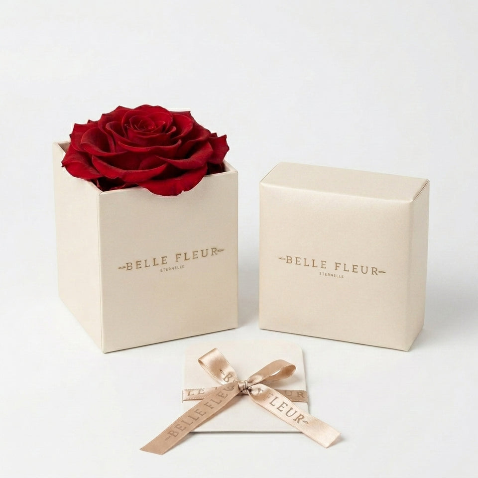 Cajas de rosas La Jolie Blanca RED01 de BELLE FLEUR ECUADOR, elegante presentación en caja con rosas blancas.