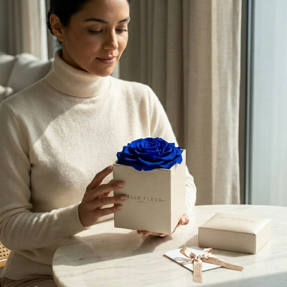Cajas de rosas La Jolie Blanca Blue de BELLE FLEUR ECUADOR, elegantes y decorativas para flores frescas.