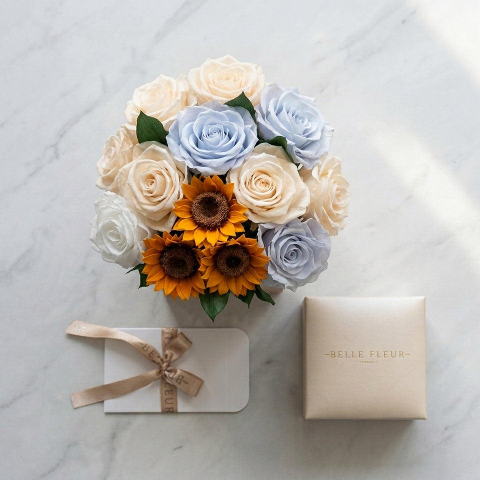 Cajas de rosas mini blancas con diseño floral y girasol, estilo elegante de la marca BELLE FLEUR ECUADOR.