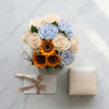 Cajas de rosas mini blancas con diseño floral y girasol, estilo elegante de la marca BELLE FLEUR ECUADOR.