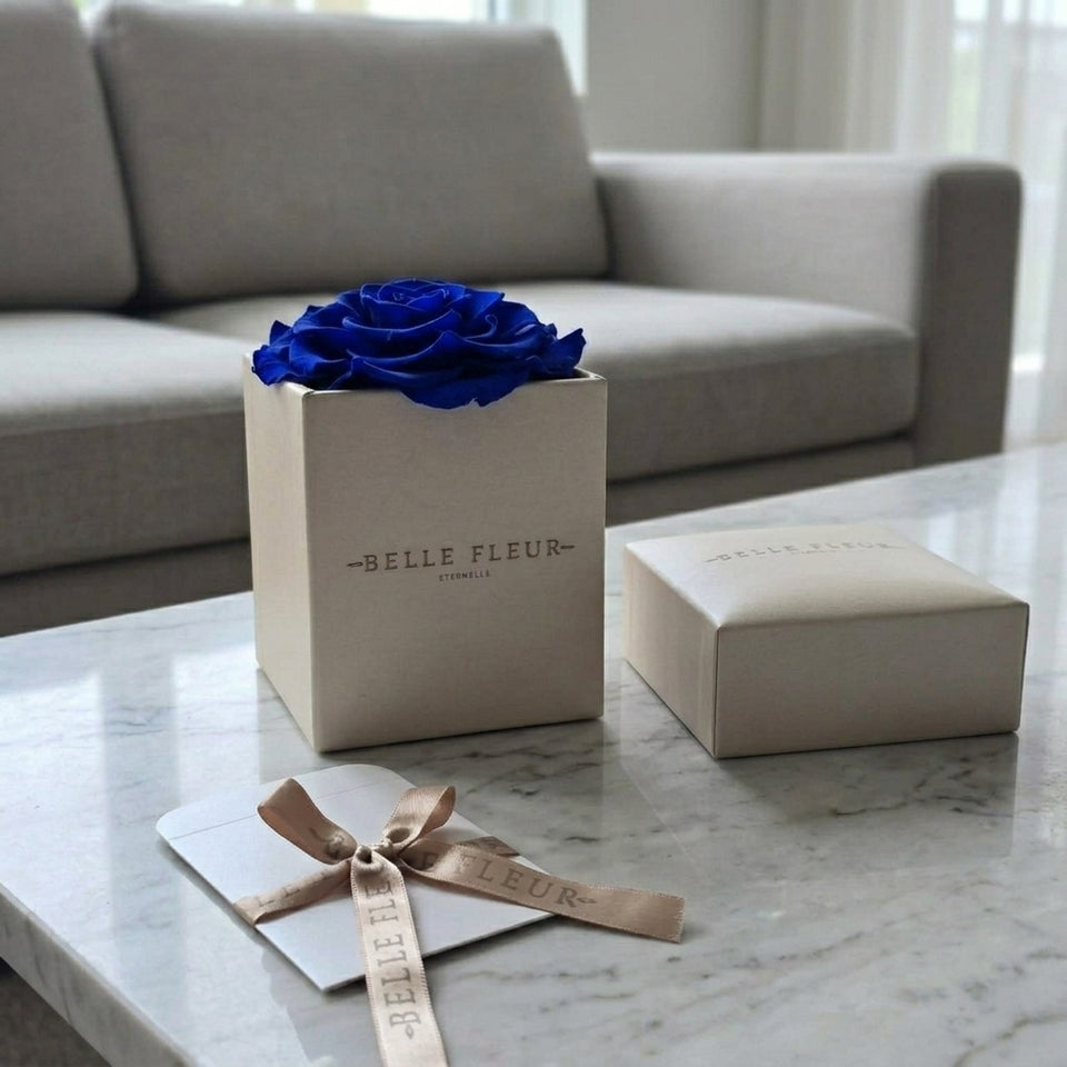 Cajas de rosas La Jolie Blanca BLUE de BELLE FLEUR ECUADOR, con flores frescas y elegantes en una presentación de alta calidad.