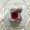 Cajas de rosas La Jolie Blanca RED01 de BELLE FLEUR ECUADOR, con flores blancas en una elegante caja de regalo.