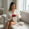 Cajas de rosas La Jolie Blanca RED01 de BELLE FLEUR ECUADOR en una sesión de fotos, mostrando detalles de las cajas blancas con rosas rojas