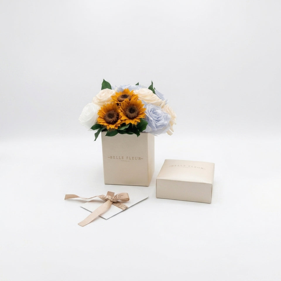 Cajas de rosas La Mini Blanca Floral Design Tournesol de BELLE FLEUR ECUADOR con flores blancas y detalles florales.