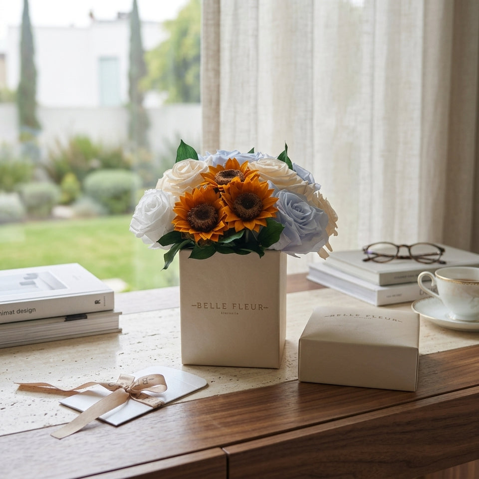 Cajas de rosas La Mini Blanca Floral Design Tournesol de BELLE FLEUR ECUADOR, con flores blancas y diseño floral elegante.