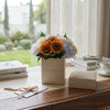Cajas de rosas La Mini Blanca Floral Design Tournesol de BELLE FLEUR ECUADOR, con flores blancas y diseño floral elegante.