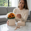 Caja de rosas La Mini Blanca Floral Design Tournesol de BELLE FLEUR ECUADOR, con flores blancas y diseño floral.