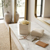 Cajas de rosas La Jolie Blanca Beige de la marca BELLE FLEUR ECUADOR, con flores delicadas y envase elegante.