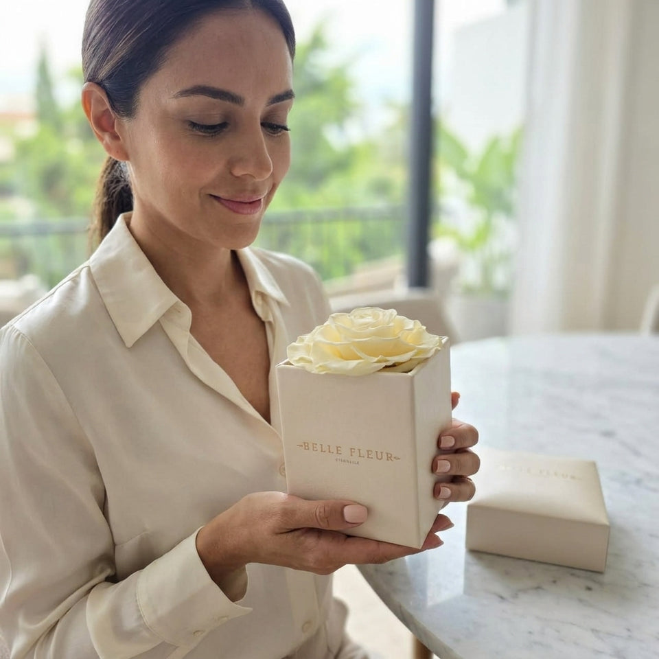 Cajas de rosas La Jolie Blanca Beige de la marca Belle Fleur Ecuador, con rosas blancas y detalles en beige.
