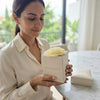 Cajas de rosas La Jolie Blanca Beige de la marca Belle Fleur Ecuador, con rosas blancas y detalles en beige.