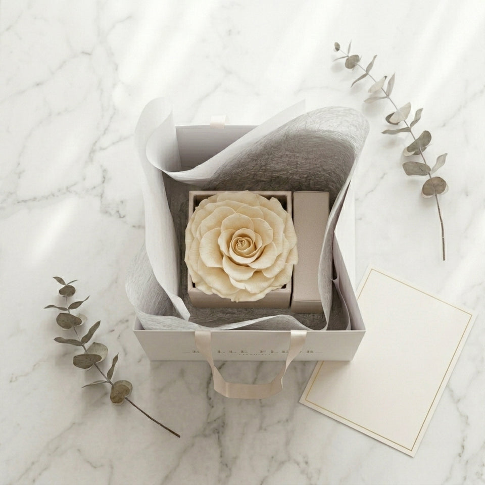 Cajas de rosas La Jolie Blanca Beige de la marca Belle Fleur Ecuador, con diseño elegante y colores suaves.