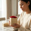Cajas de rosas La Jolie D'Ór RED02 de BELLE FLEUR ECUADOR, con elegantes paquetes de flores en tonos rojos.