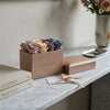 Cajas de rosas La Midi Rosé Dégradé de BELLE FLEUR ECUADOR con flores rosadas y diseño elegante en la caja.
