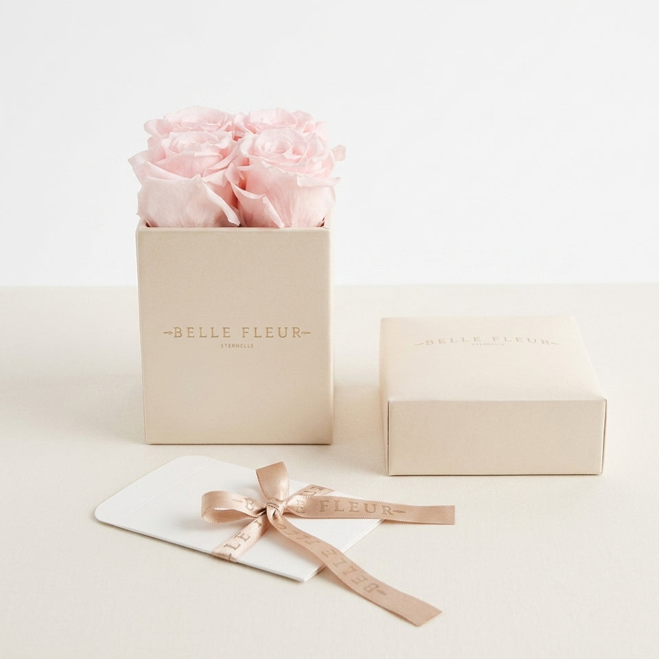Cajas de rosas La Mini Blanca PINK de Belle Fleur Ecuador, con flores blancas y rosadas en una caja elegante.