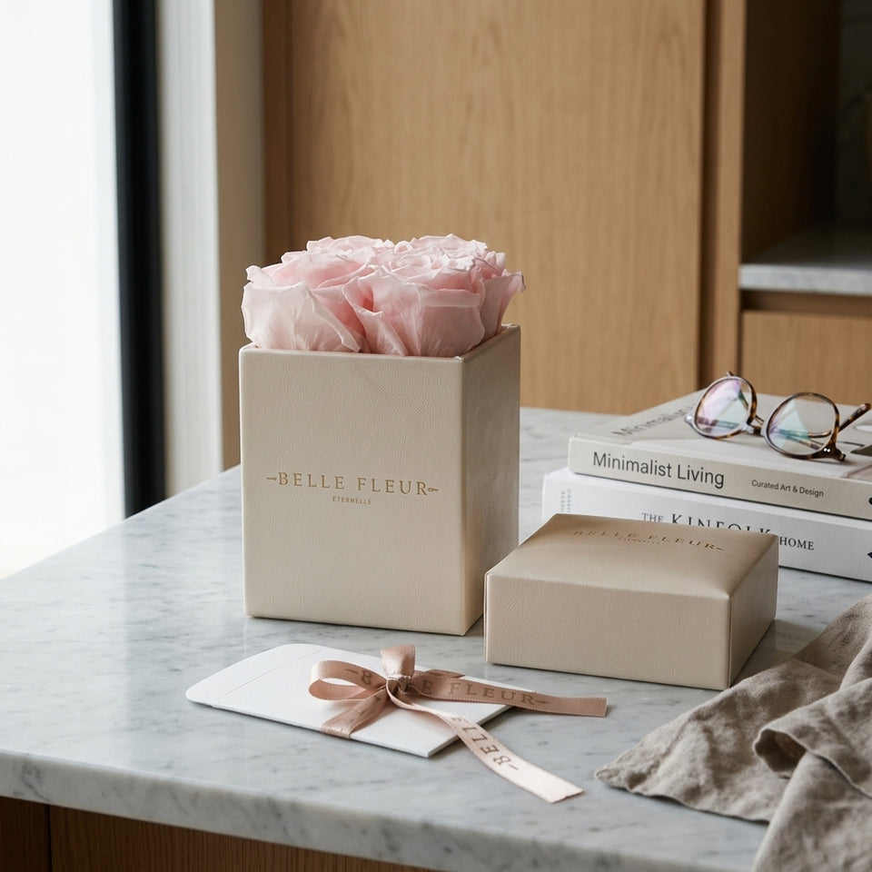 Cajas de rosas La Mini Blanca PINK de BELLE FLEUR ECUADOR, con rosas blancas y rosa en elegante presentación para regalos.