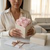 Caja de rosas La Mini Blanca PINK de BELLE FLEUR ECUADOR, elegante presentación de flores en caja de diseño delicado.