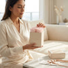 Cajas de rosas La Mini Blanca PINK de BELLE FLEUR ECUADOR, con elegantes y pequeñas flores en tonos rosados.