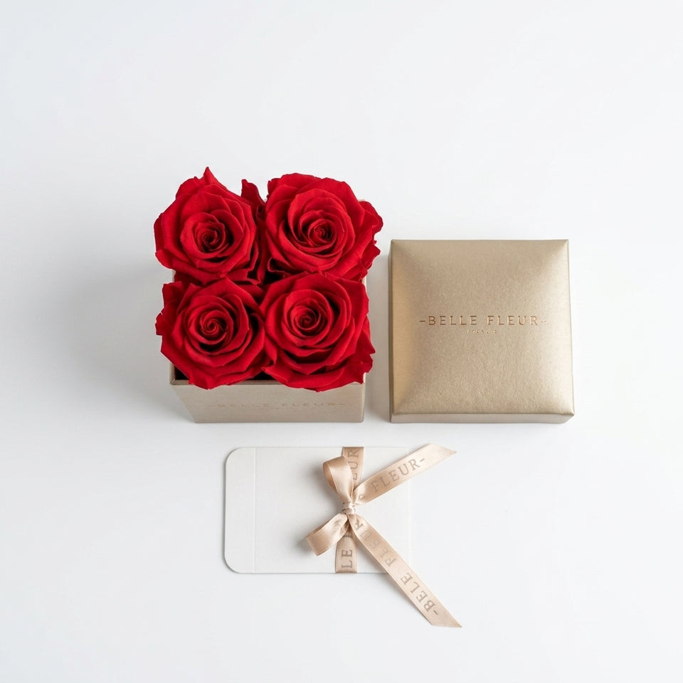 Cajas de rosas La Mini Dorada RED de BELLE FLEUR ECUADOR, con elegantes pomos en una sesión de fotos.