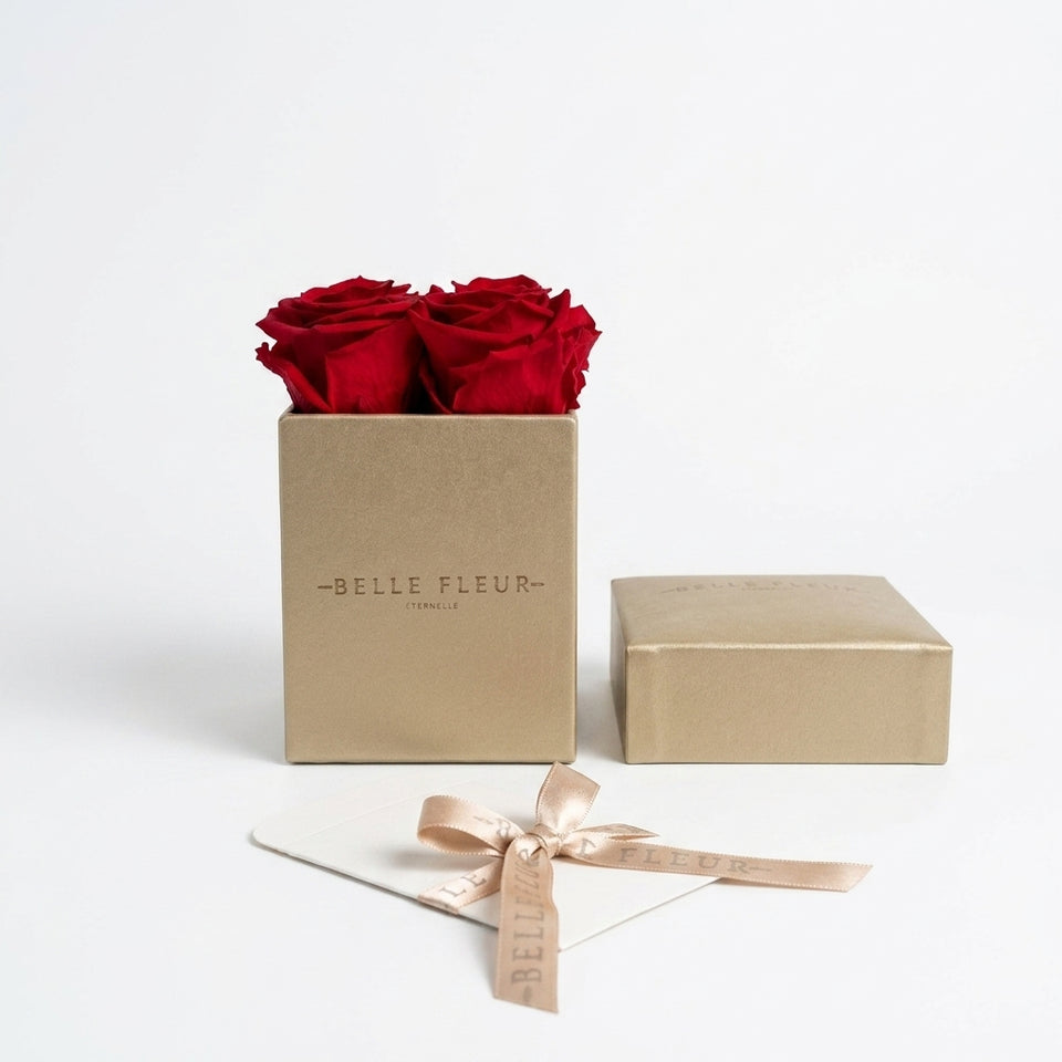 Caja de rosas Mini Dorada RED de BELLE FLEUR ECUADOR, con elegantes flores rojas en una caja decorativa.