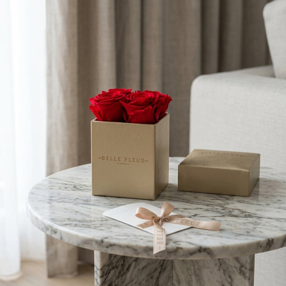 Cajas de rosas La Mini Dorada RED de BELLE FLEUR ECUADOR, con flores rojas en una elegante caja de rosas.