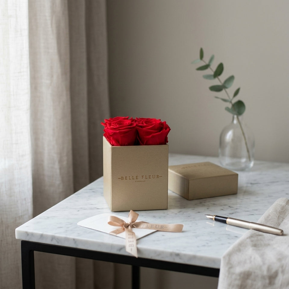 Cajas de rosas La Mini Dorada RED de BELLE FLEUR ECUADOR, con elegantes rosas rojas en una caja decorativa.