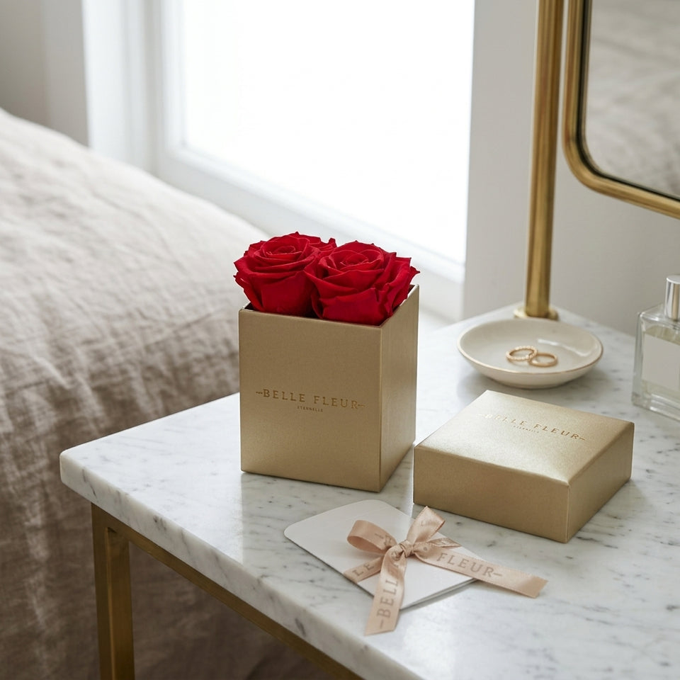 Caja de rosas La Mini Dorada RED de BELLE FLEUR ECUADOR con rosas rojas en elegante presentación.