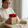 Cajas de rosas La Mini Dorada RED de BELLE FLEUR ECUADOR con elegantes rosas rojas en una caja decorativa.