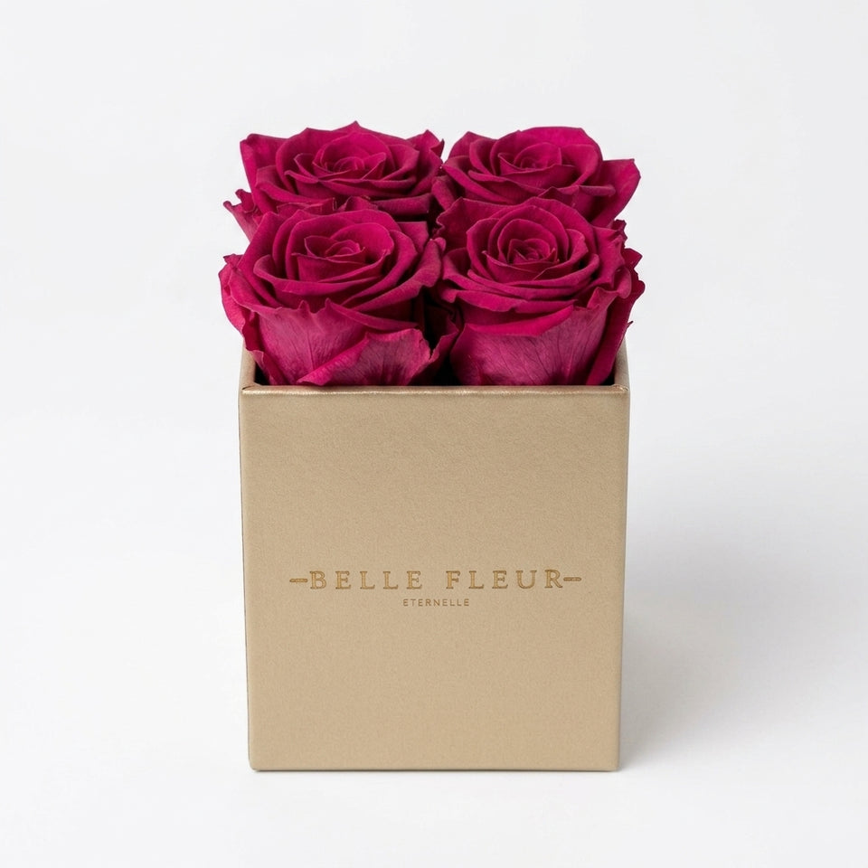 Cajas de rosas La Mini Dorada PINK 2 de BELLE FLEUR ECUADOR, con flores rosadas en una elegante caja de regalo.