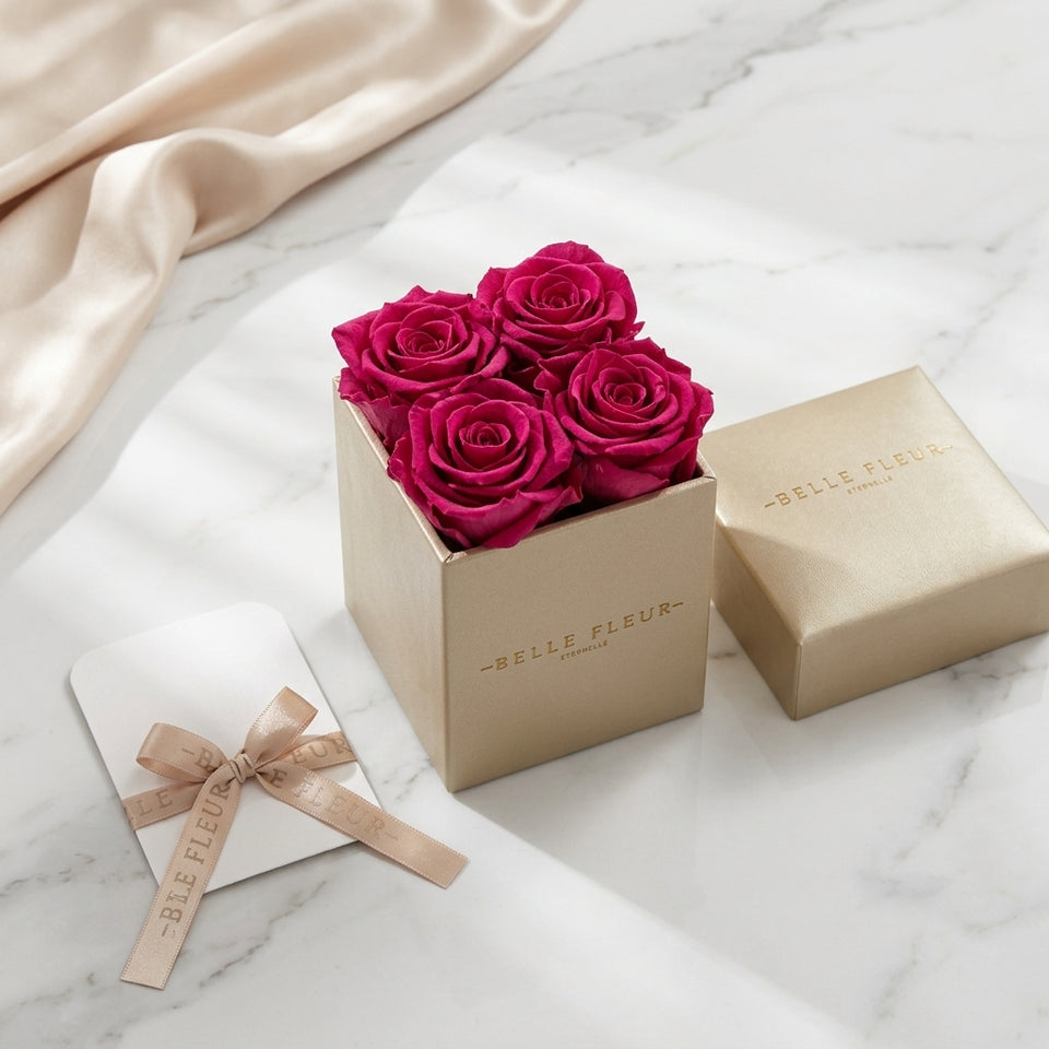 Cajas de rosas La Mini Dorada PINK 2 de BELLE FLEUR ECUADOR, con elegantes flores rosas en una caja decorativa.