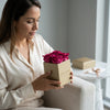 Cajas de rosas La Mini Dorada PINK 2 de la marca BELLE FLEUR ECUADOR, con rosas en tonos rosados en una elegante caja.