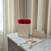 Caja de rosas blancas La Mini Blanca RED de BELLE FLEUR ECUADOR, con elegantes flores en una caja decorativa.