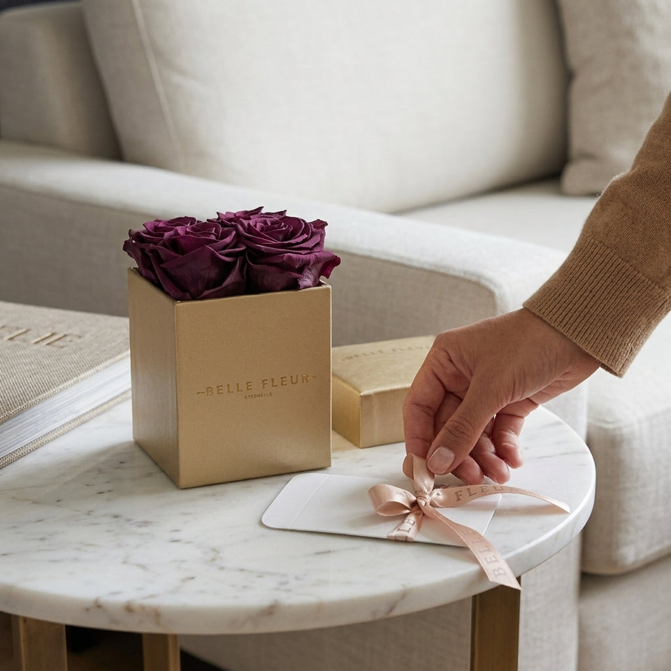 Caja de rosas La Mini Dorada VIO de BELLE FLEUR ECUADOR, con elegantes rosas en tonos violeta en una caja decorativa.