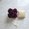 Cajas de rosas La Mini Dorada VIO de BELLE FLEUR ECUADOR con elegantes pomelos en una sesión de fotos.