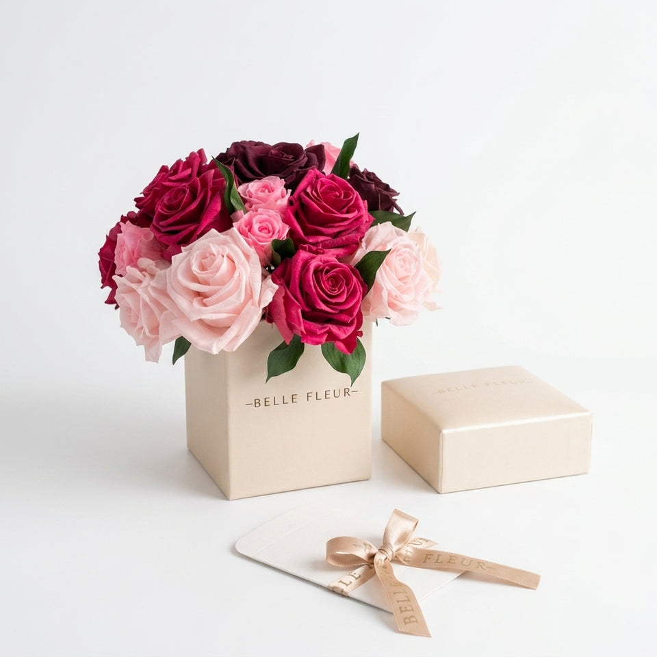 Caja de rosas La Mini Blanca Floral Design 3 de BELLE FLEUR ECUADOR, con diseño floral y flores blancas en una elegante caja.